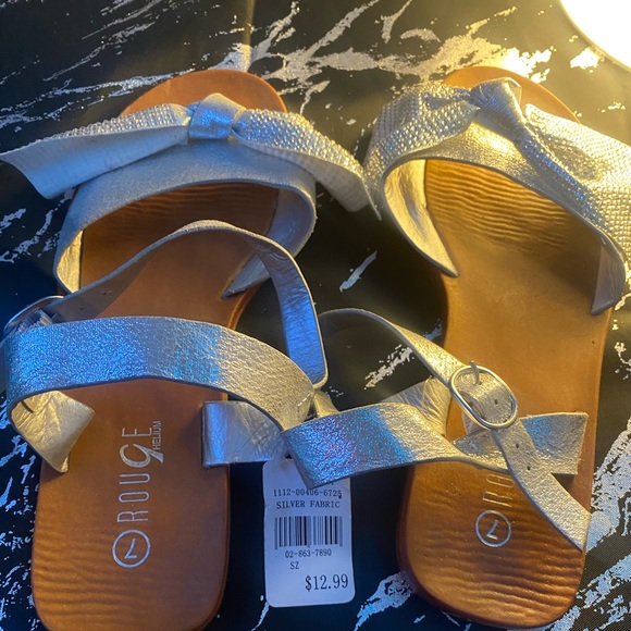 silver metallic sandals ❕ SIZE 7 {NEVER BEEN WORN TAG STILL ATTACHED . } <3 . - Picture 5 of 5